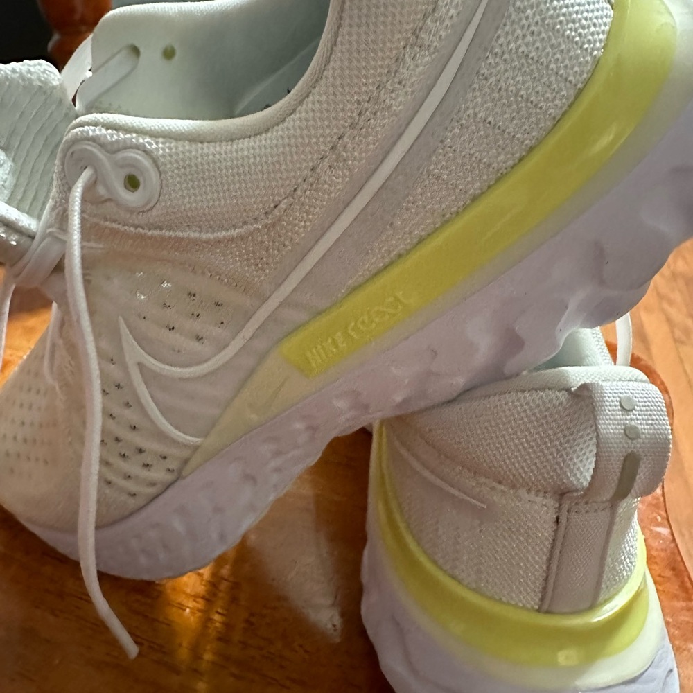 Nike Women's React Infinity Run Flyknit 2 Running Shoe Size 9.5